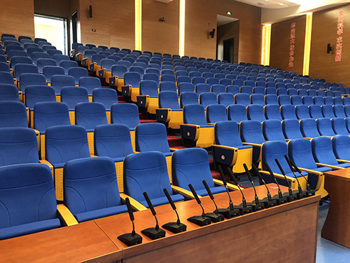 Sistema de discusión de conferencias inalámbrico digital Relacart WDC-903 Dante instalado en un instituto de investigación química