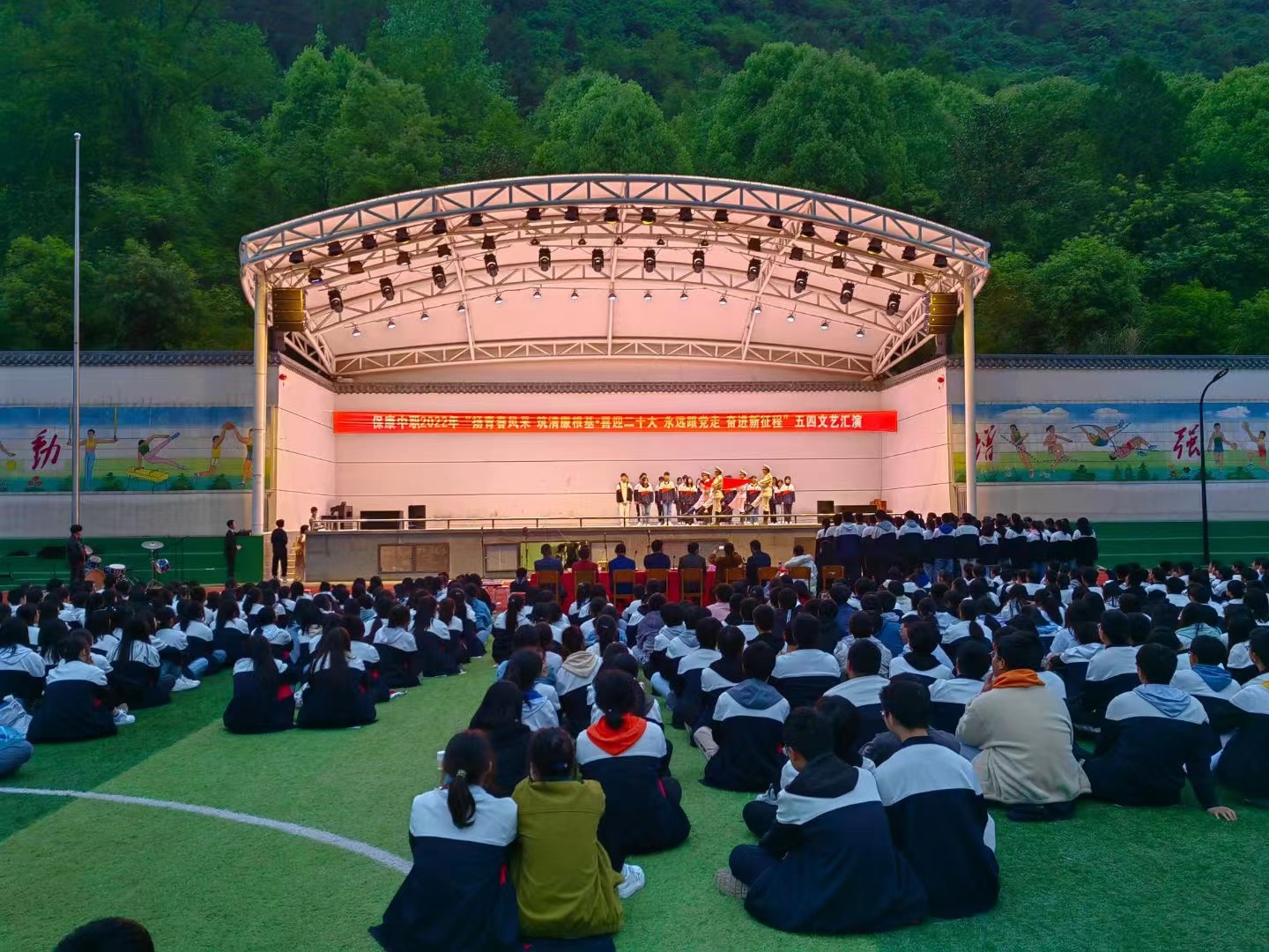 The May 4th Movement is a great patriotic movement against imperialism and feudalism in the history of China.Baokang County Secondary Vocational and Technical School decided to carry forward the May 4th spirit by means of art performances.