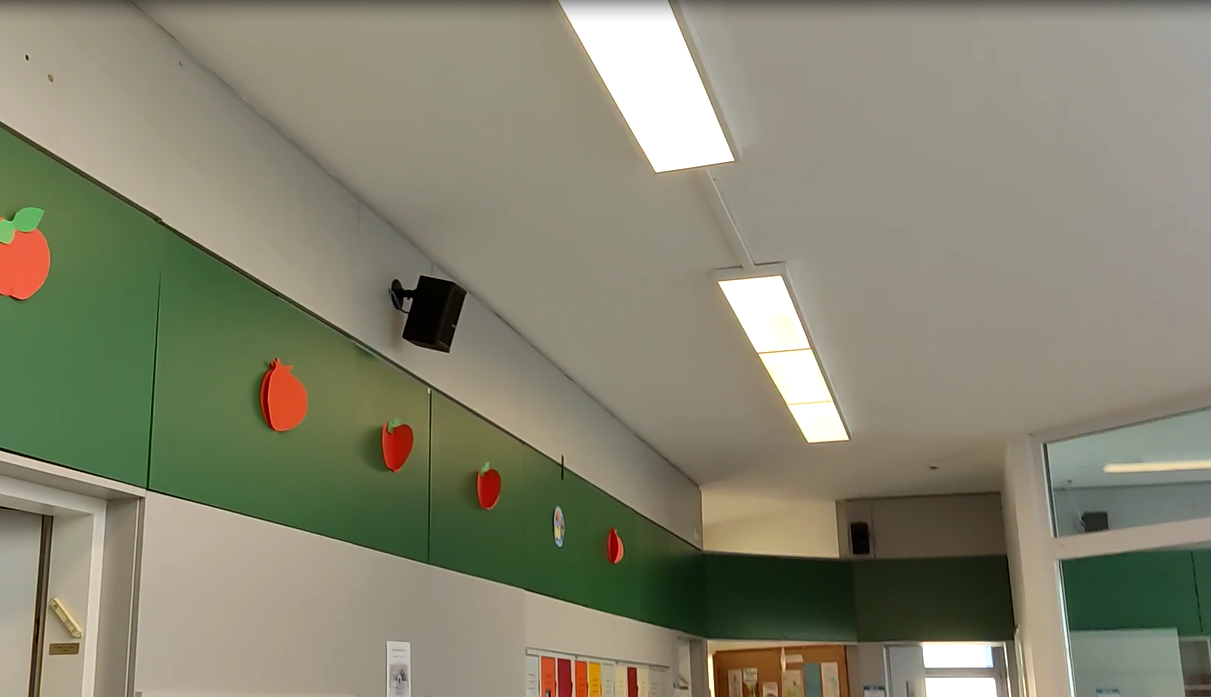 Los altavoces activos de rango completo Relacart RDA20 Dante ingresan a una escuela judía extranjera