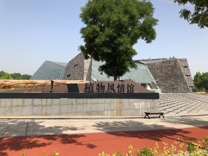 Sistema de micrófono inalámbrico Relacart TM-500 con sistema de antena aplicado en un jardín botánico