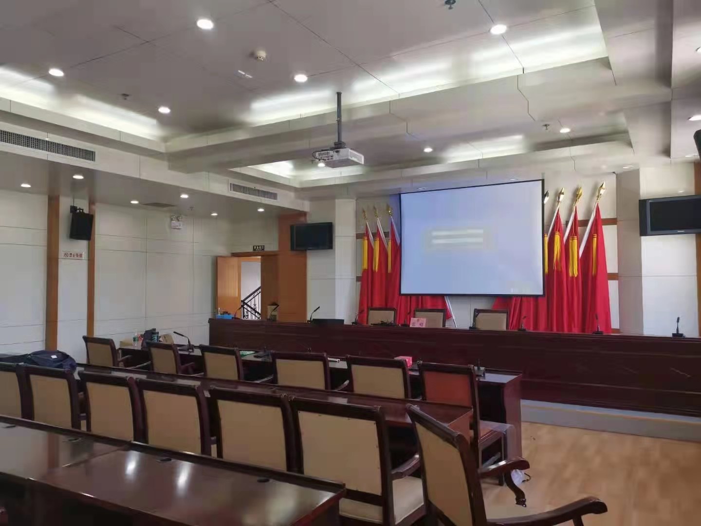 Sistema de discusión de conferencias inalámbrico WDC-903 Dante Digital instalado en una sala de conferencias multifuncional de un municipio