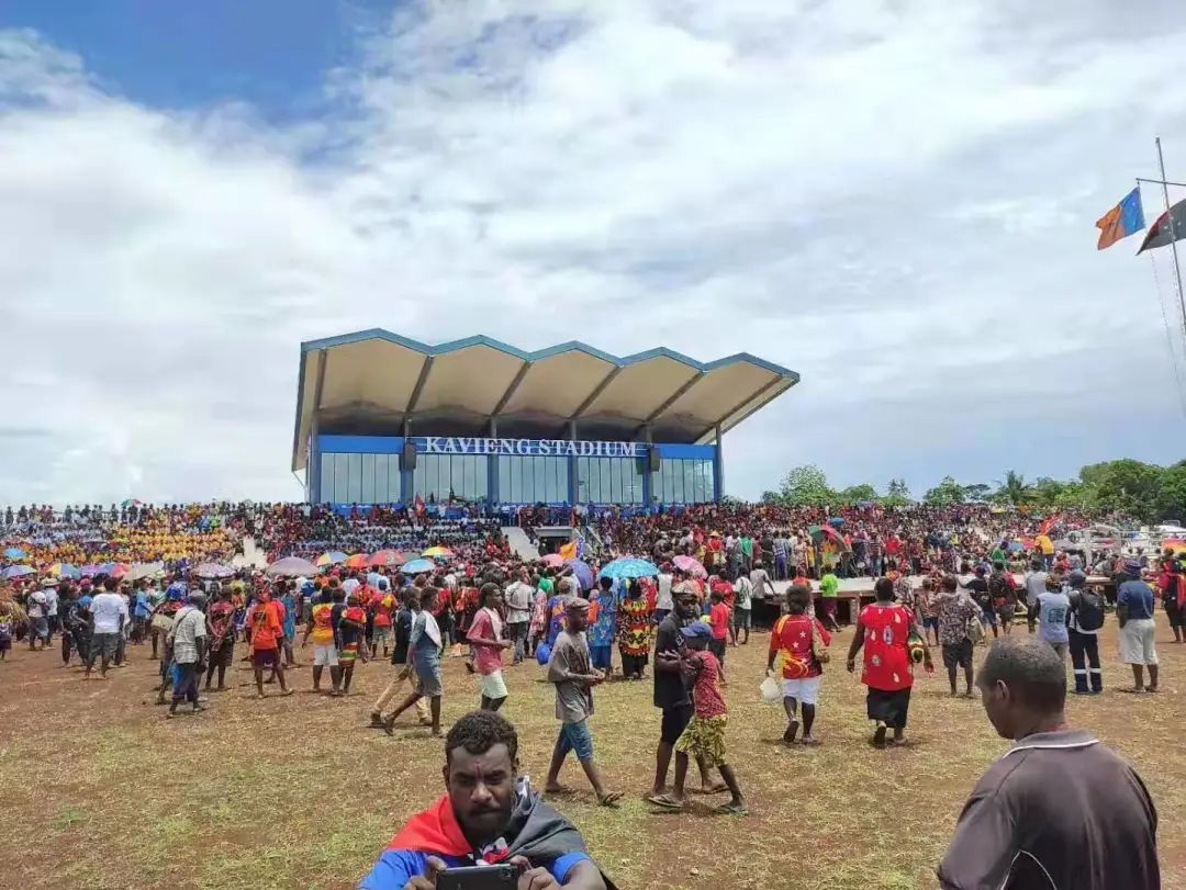 El sistema de micrófono inalámbrico Relacart UR-2Q de cuatro canales y 130 MHz ayuda a la construcción ferroviaria de China a construir el proyecto del campo de rugby Cavern de Papua Nueva Guinea y Nueva Irlanda