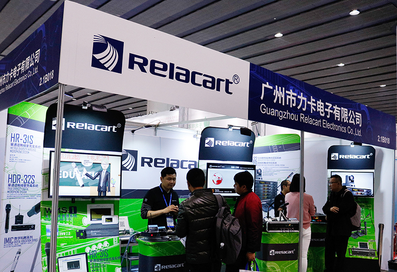 Exposición de equipos educativos