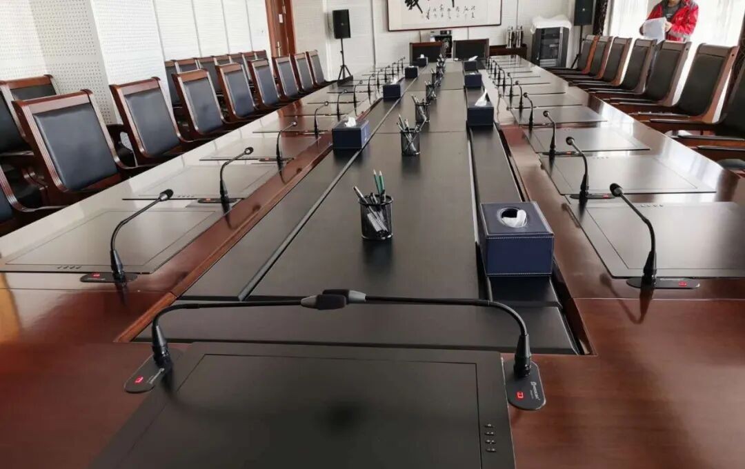 Sistema de conferencias cableado tipo «manos enlazadas» Relacart CS-300 Dante en dos recintos de alto nivel de Mongolia Interior, China