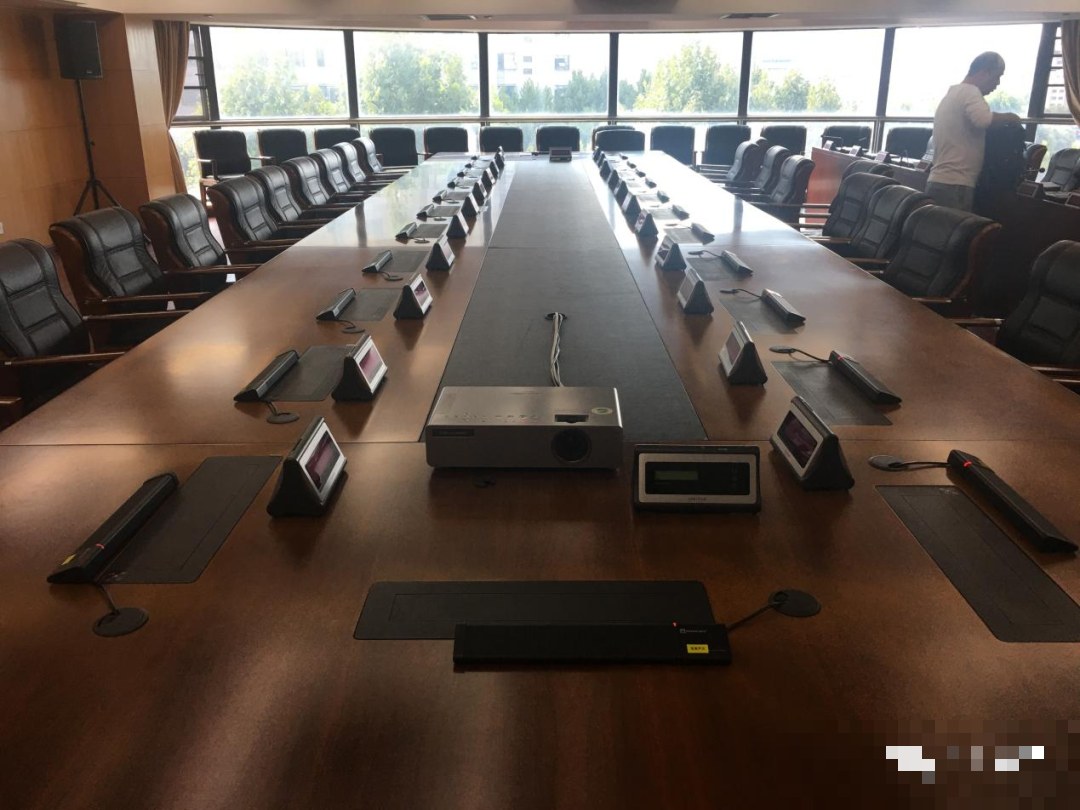 El sistema de matriz de micr&oacute;fonos Dante cableado Relacart MAS-D crea una sala de reuniones profesional de alto nivel para una entidad de Wuhan