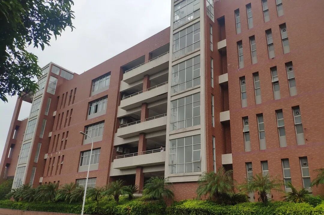 El sistema inalámbrico de doble canal y verdadera diversidad Relacart TM-500 equipa las aulas multimedia de una universidad de Guangdong