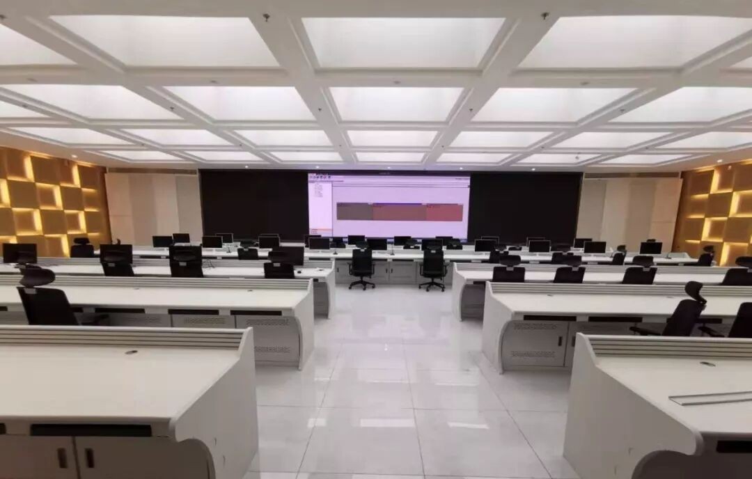 Los sistemas ER-5700 de diversidad real y el mezclador automático WAM-432 de Relacart equipan la sala de conferencias de un centro de macrodatos de seguridad pública provincial