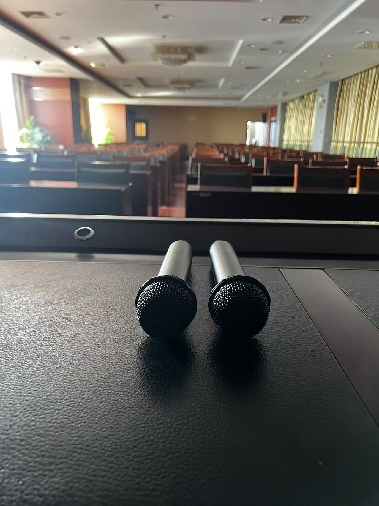 Los sistemas inalámbricos UR-111D/UR-111S de diversidad real de Relacart modernizan el audio de conferencias de Nanjing Steel Group