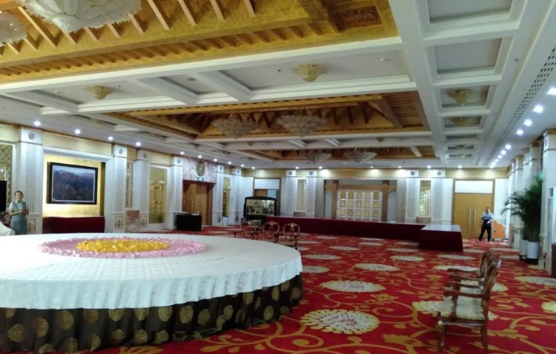 El mezclador WAM-432 y los micrófonos de superficie UB-222 de Relacart equipan sin taladros ni cables la sala multifuncional de un hotel de categoria superior en Yantai