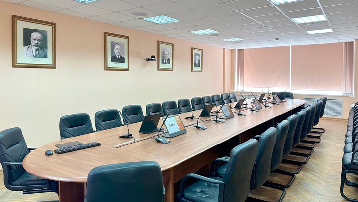 El sistema de discusión de conferencias con cable CS-102 de Relacart agiliza las reuniones en el instituto de investigación Rosinformagrotekh
