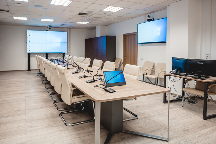El sistema de discusión de conferencias con cable CS-101 de Relacart impulsa una sala de conferencias A+ para una líder del sector de calor y energía